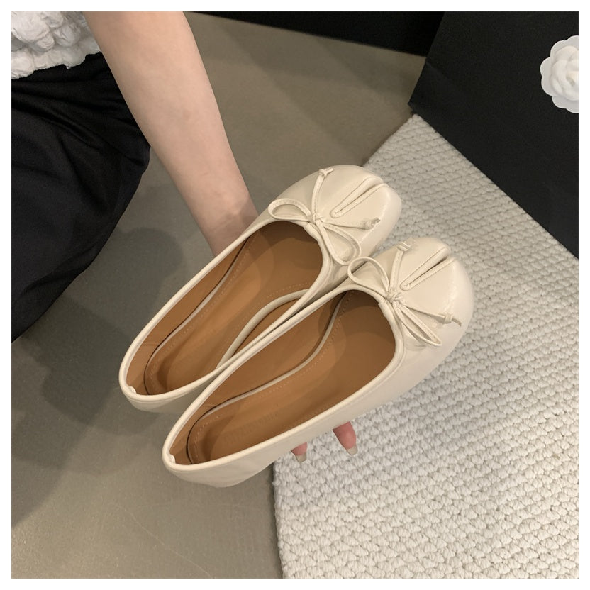Flache Tabi-Ballerinas mit dekorativer Schleife