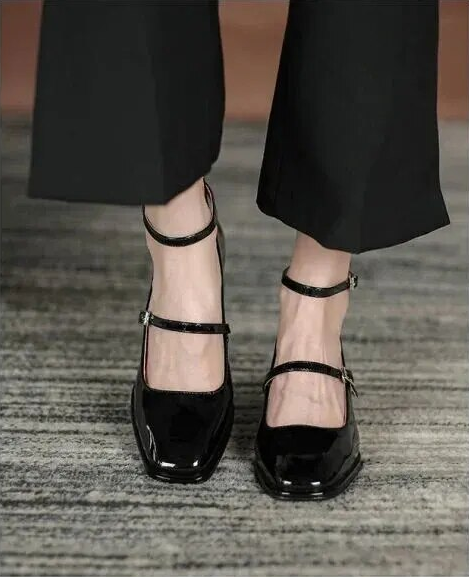 Lackierter Ballerina-Loafer mit Absatz