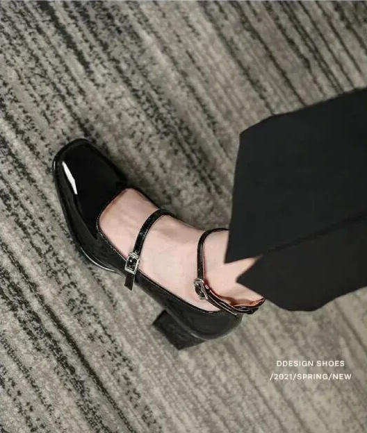 Lackierter Ballerina-Loafer mit Absatz