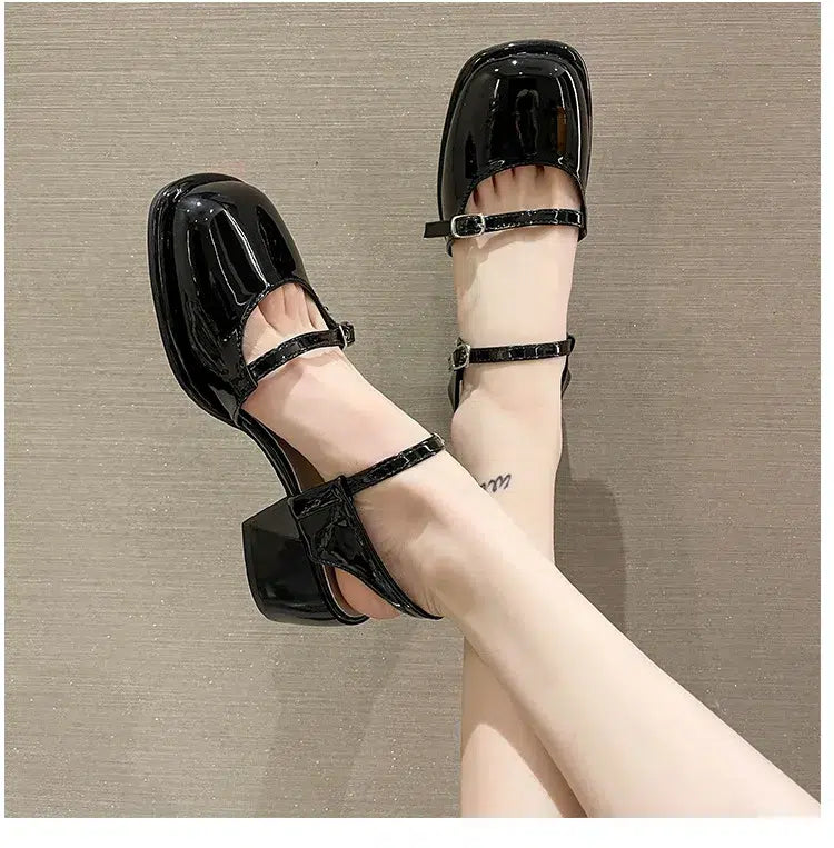 Mary Jane-Ballerinas aus Lack mit Absatz