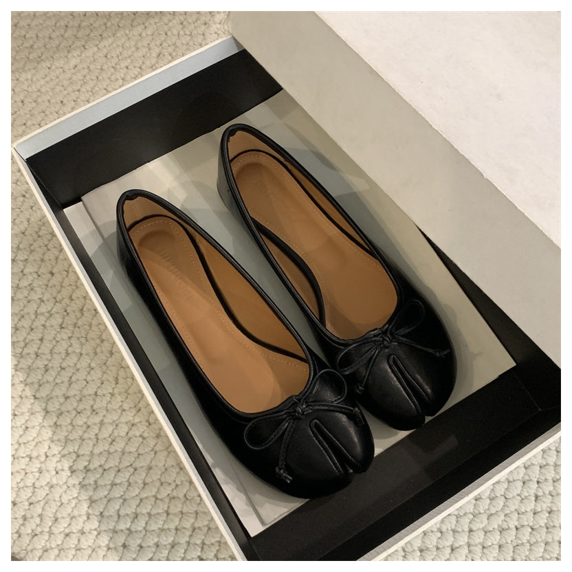 Flache Tabi-Ballerinas mit dekorativer Schleife