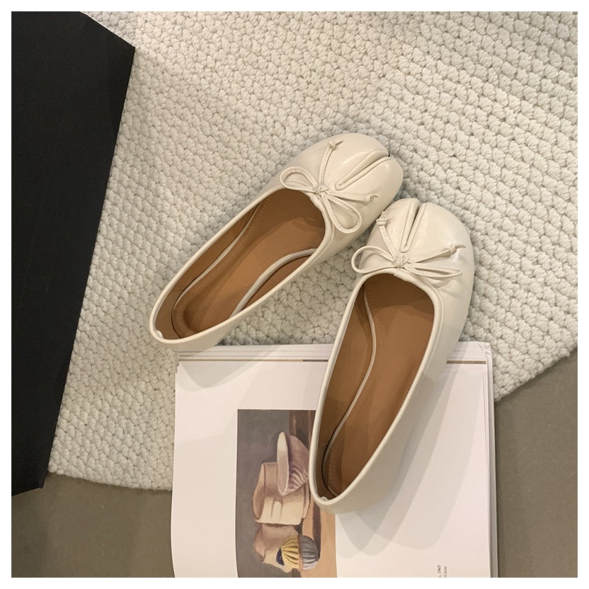 Flache Tabi-Ballerinas mit dekorativer Schleife