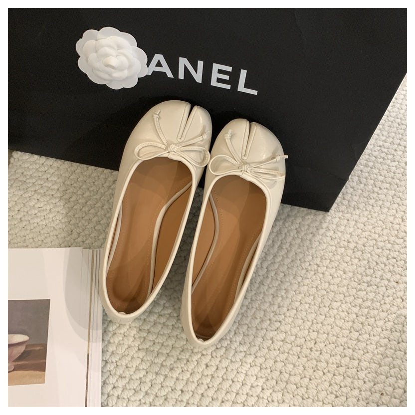 Flache Tabi-Ballerinas mit dekorativer Schleife