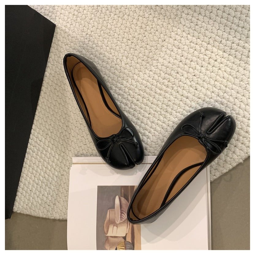 Flache Tabi-Ballerinas mit dekorativer Schleife