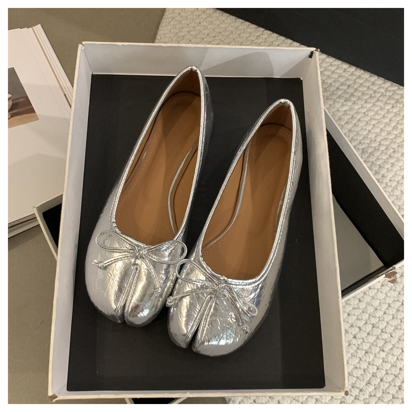 Flache Tabi-Ballerinas mit dekorativer Schleife