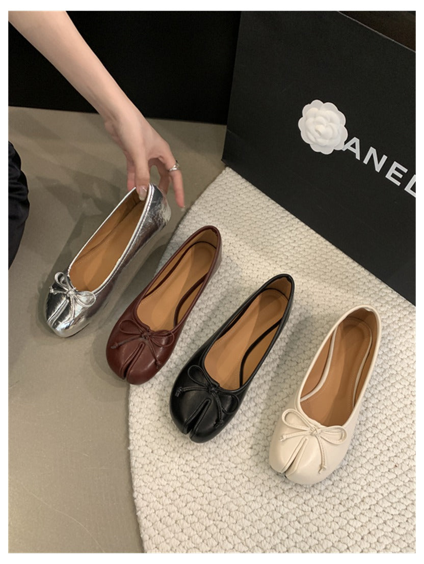 Flache Tabi-Ballerinas mit dekorativer Schleife