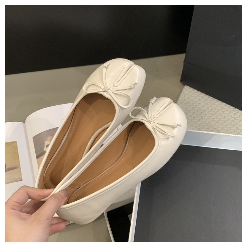 Flache Tabi-Ballerinas mit dekorativer Schleife