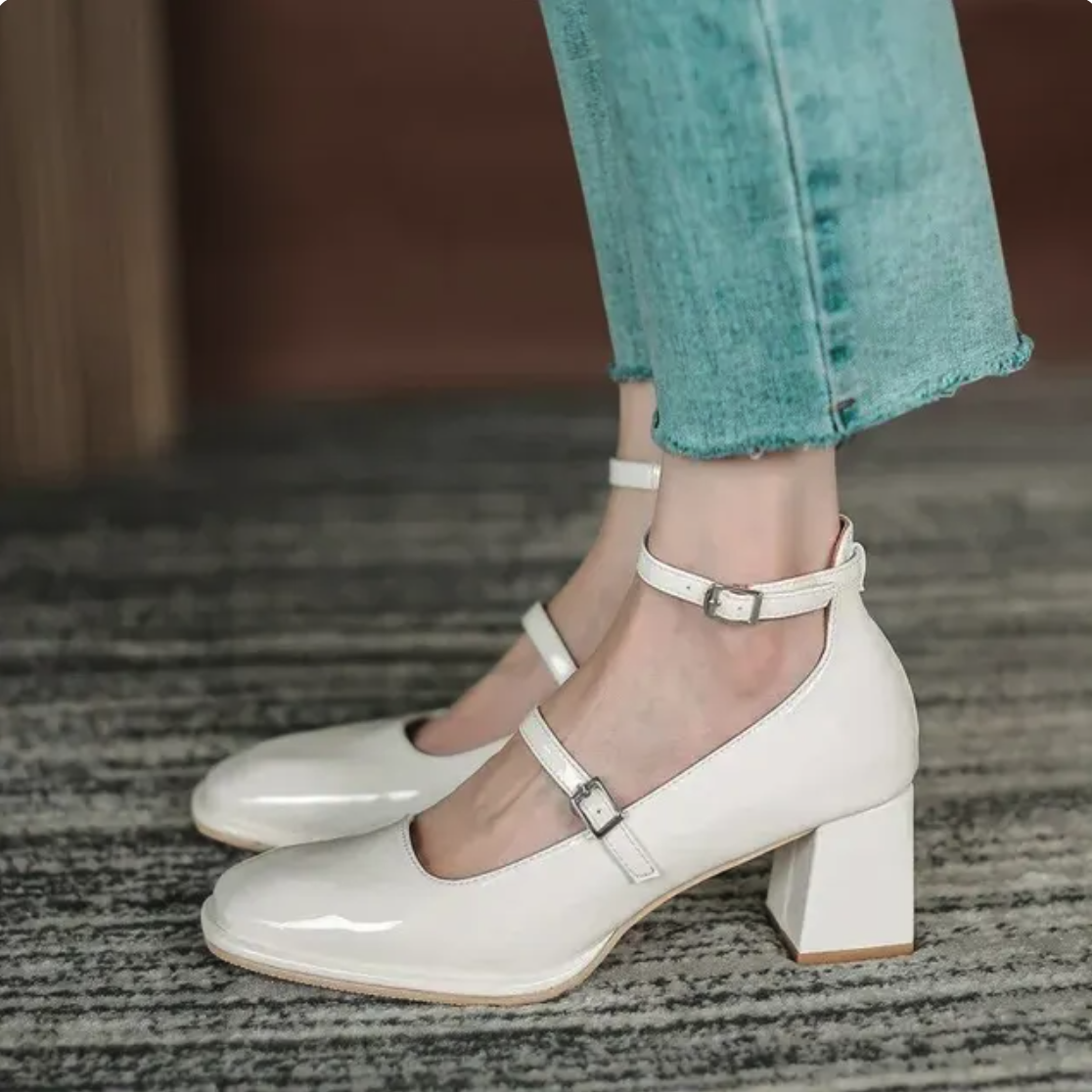 Lackierter Ballerina-Loafer mit Absatz