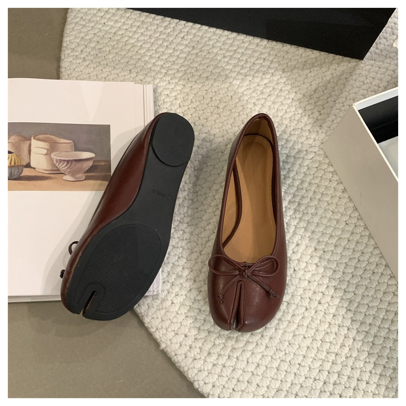 Flache Tabi-Ballerinas mit dekorativer Schleife