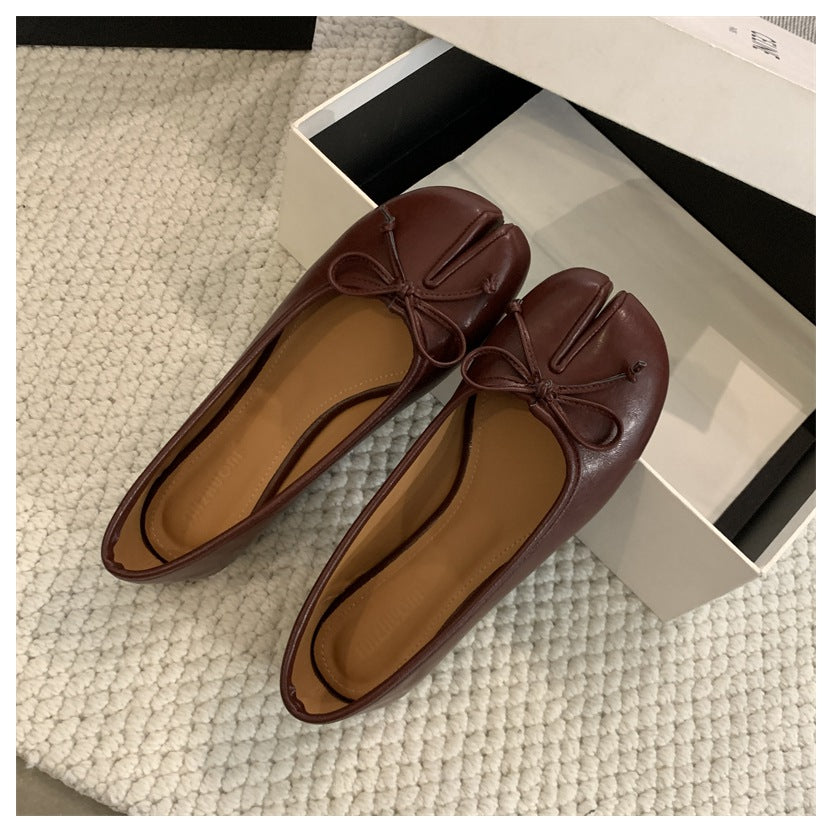Flache Tabi-Ballerinas mit dekorativer Schleife