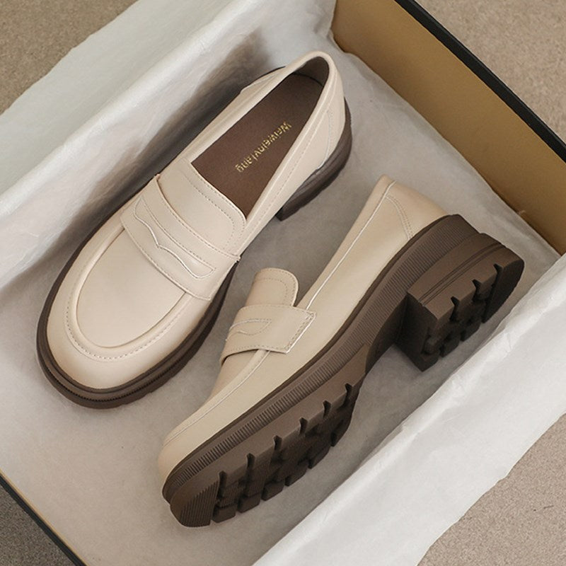 Beigefarbene Leder-Plateau-Mokassins für Frauen mit einem Boden, einem Schuhkarton