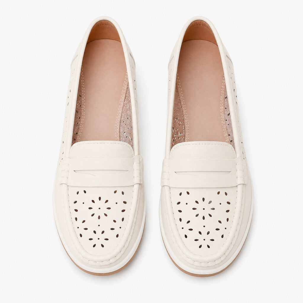 Beiger Keilabsatz-Slipper mit Blumenperforation