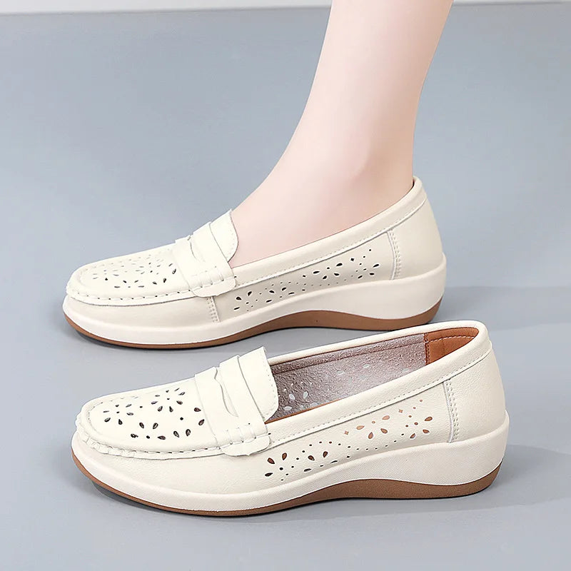 Keilabsatz-Slipper mit Blumenmuster, Seitenansicht