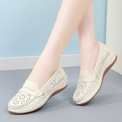 Damen Keilabsatz Slipper perforiert mit Blumenmuster, Weiß
