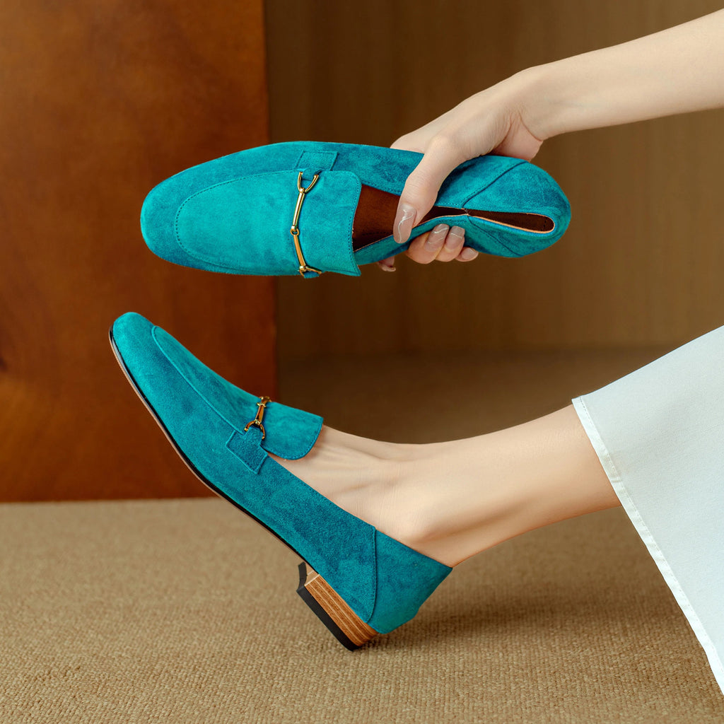 Goldene Metallschnalle des Damen-Loafers