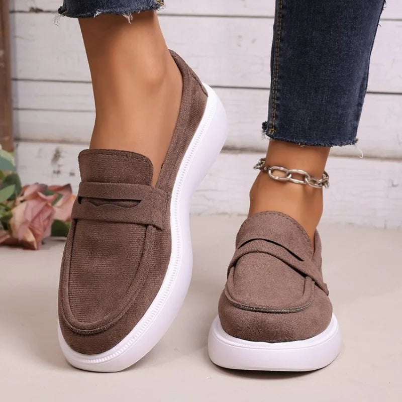 Damen Loafer dicke weiße Sohle in Beige, Getragen im Alltag