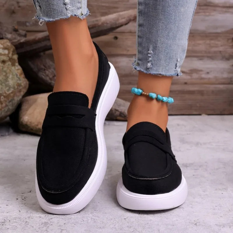 Damen Loafer dicke weiße Sohle in Schwarz, Paar von vorn