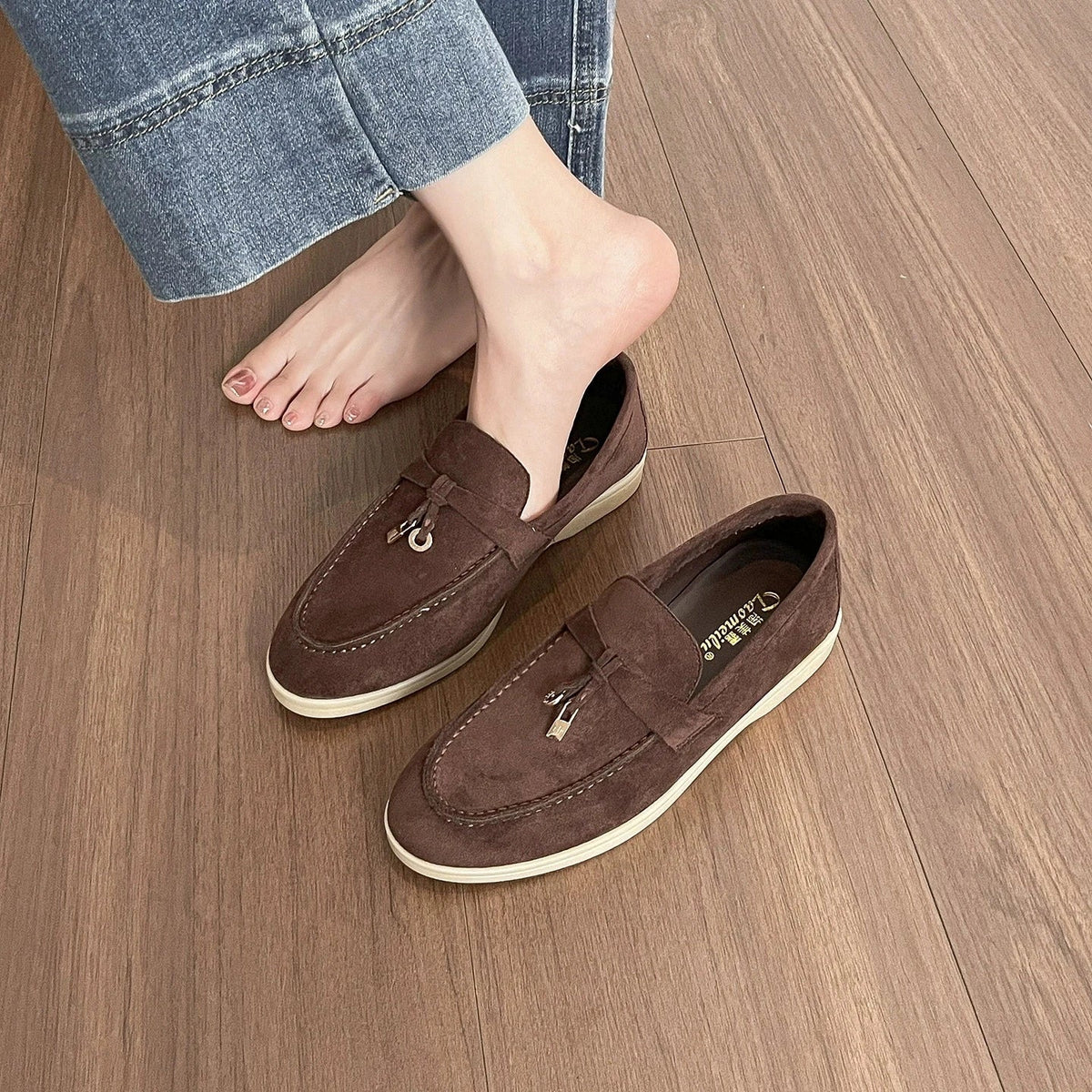Damen-Loafer aus Wildlederimitat mit Metallquaste in Taupe, Ansicht 10