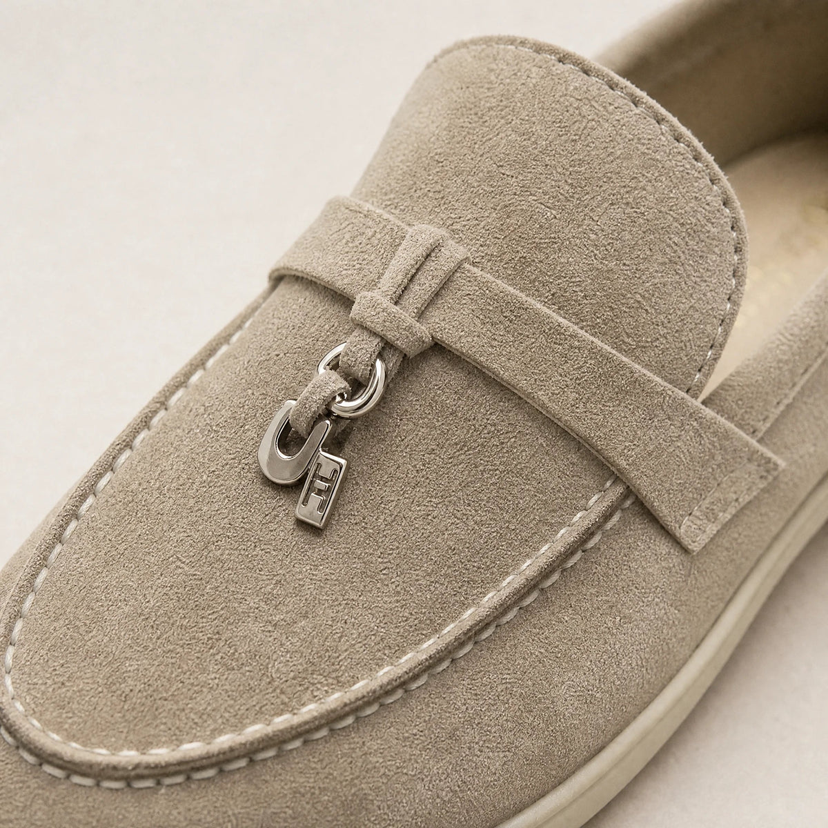 Damen-Loafer aus Wildlederimitat mit Metallquaste in Camel, Ansicht 2 Bild