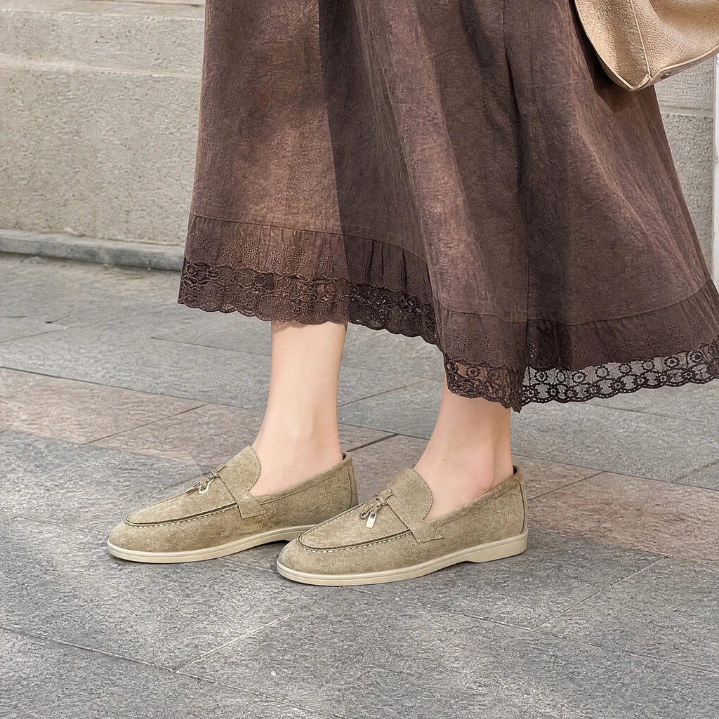 Damen-Loafer aus Wildlederimitat mit Metallquaste in Schokobraun, Ansicht 3