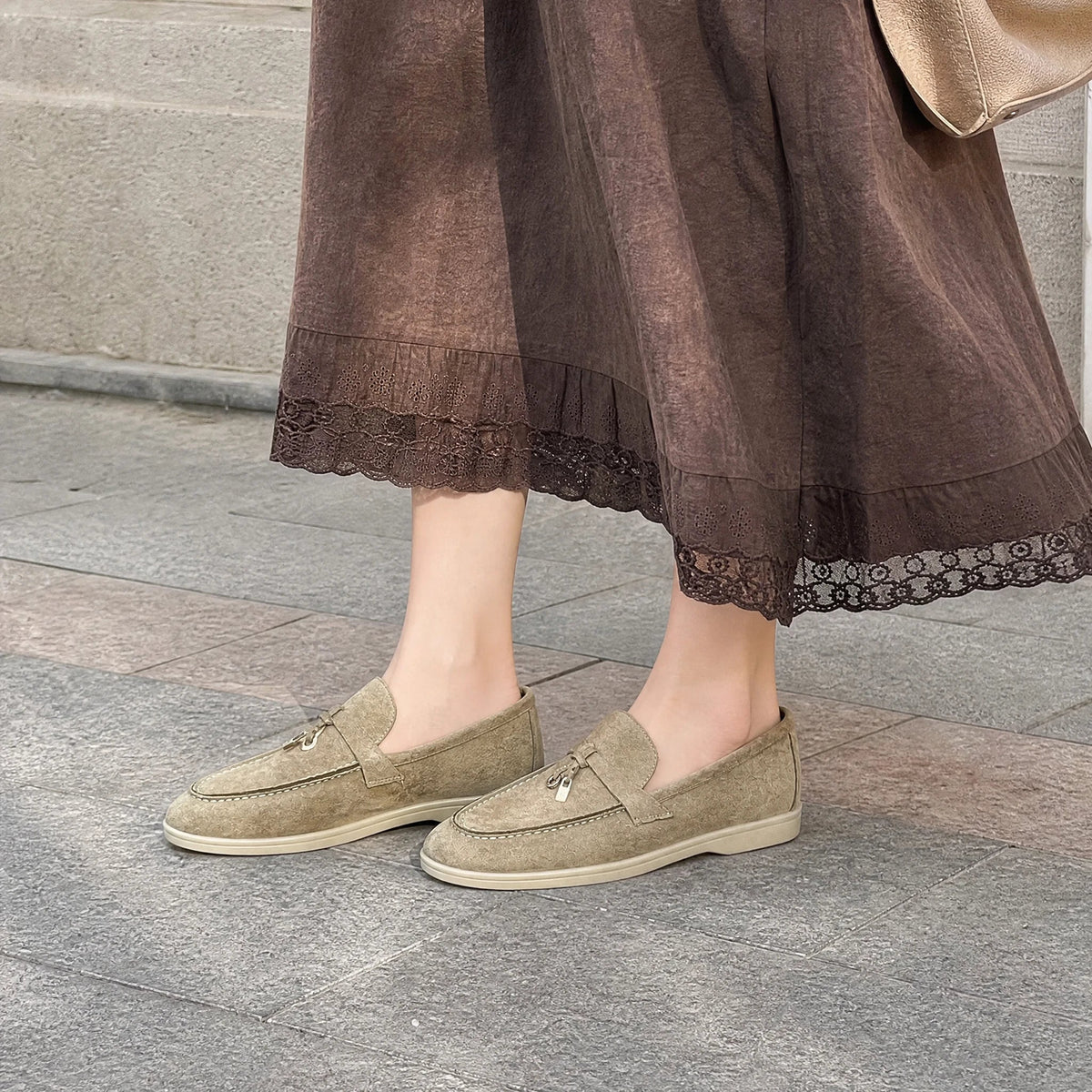 Damen-Loafer aus Wildlederimitat mit Metallquaste in Schokobraun, Ansicht 3