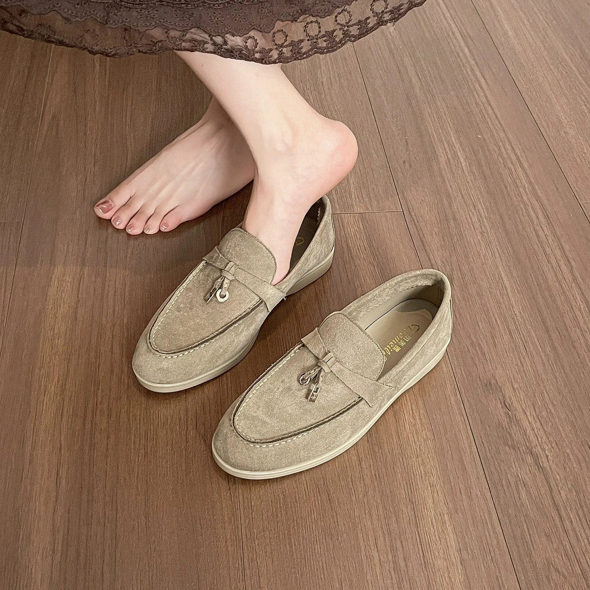 Damen-Loafer aus Wildlederimitat mit Metallquaste in Camel, Ansicht 5