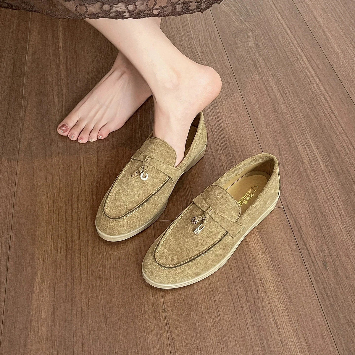 Damen-Loafer aus Wildlederimitat mit Metallquaste in Schokobraun, Ansicht 9