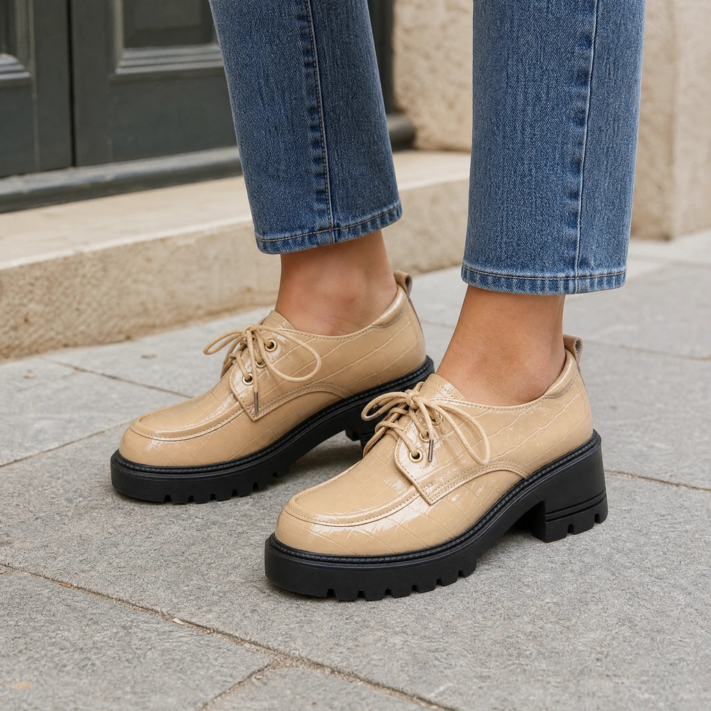 Detail der Lack-Kroko-Optik in Hellbeige