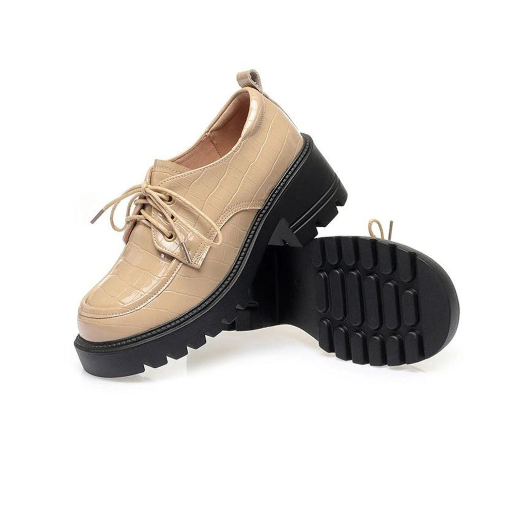 Paar beige Lack-Mokassins mit Absatz, Ansicht von oben