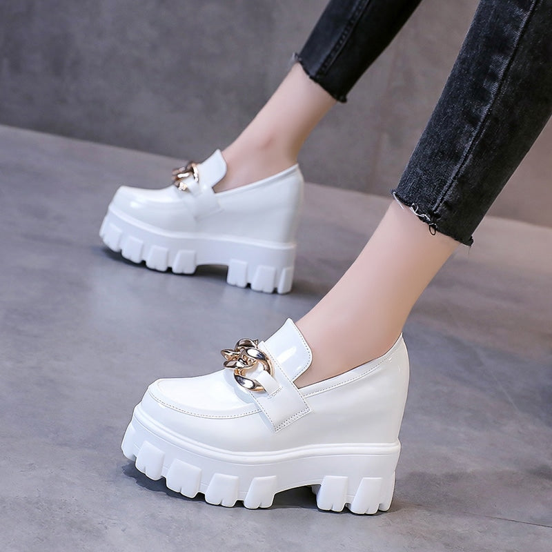 Plateau-Loafer in Lackoptik mit goldener Kette für Damen