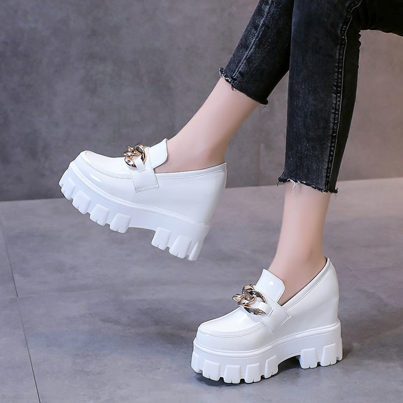 Plateau-Loafer in Lackoptik mit goldener Kette für Damen