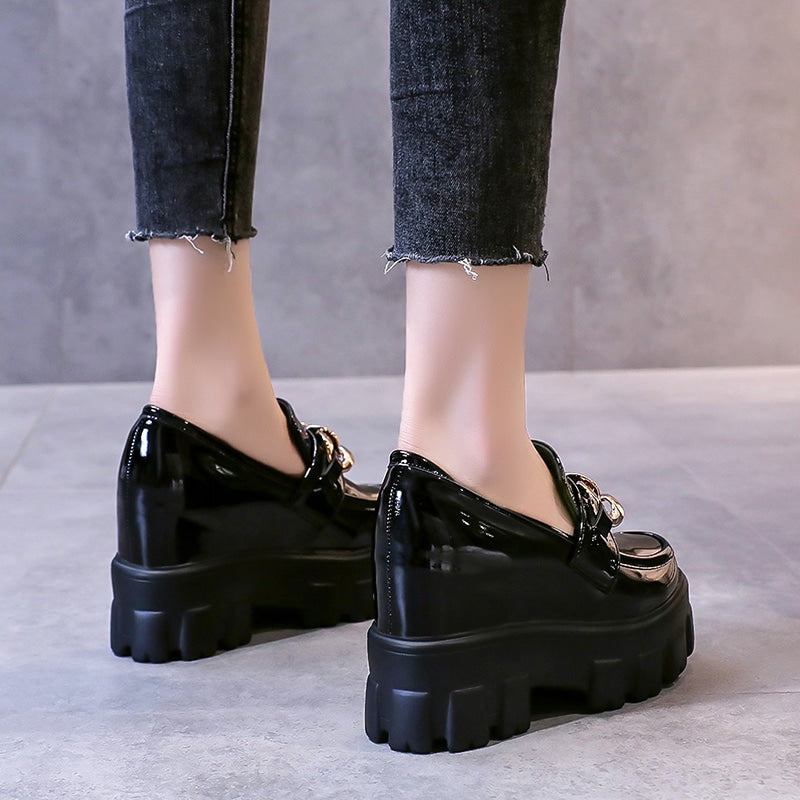 Plateau-Loafer in Lackoptik mit goldener Kette für Damen