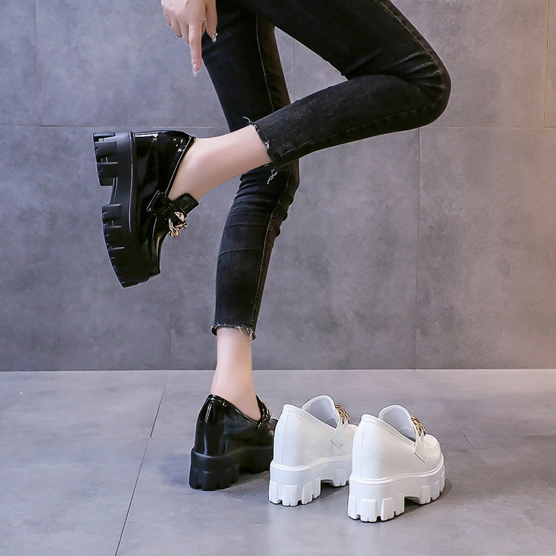 Plateau-Loafer in Lackoptik mit goldener Kette für Damen