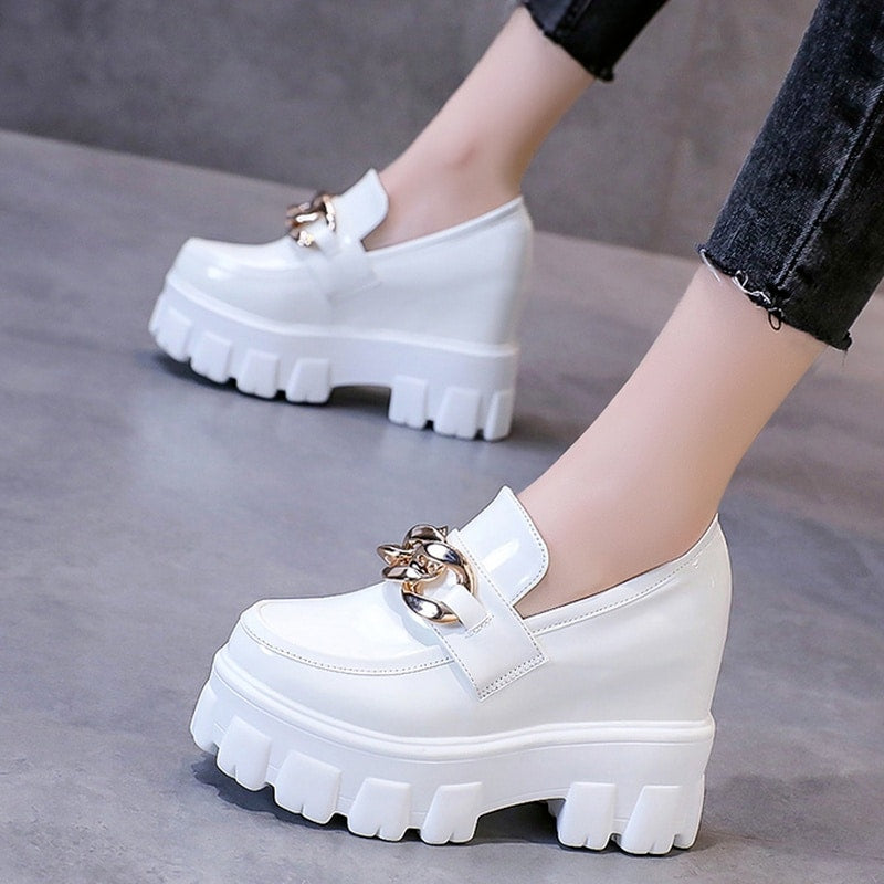 Plateau-Loafer in Lackoptik mit goldener Kette für Damen