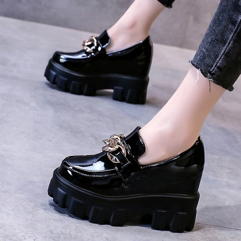 Plateau-Loafer in Lackoptik mit goldener Kette für Damen