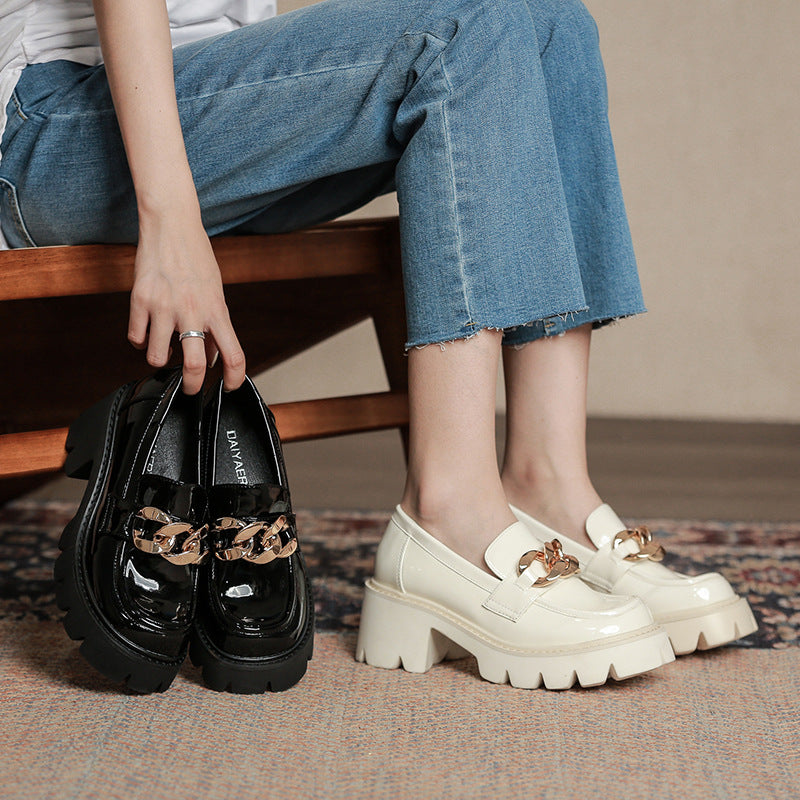 Loafer mit Absatz in Lackoptik mit goldenem Kettendetail