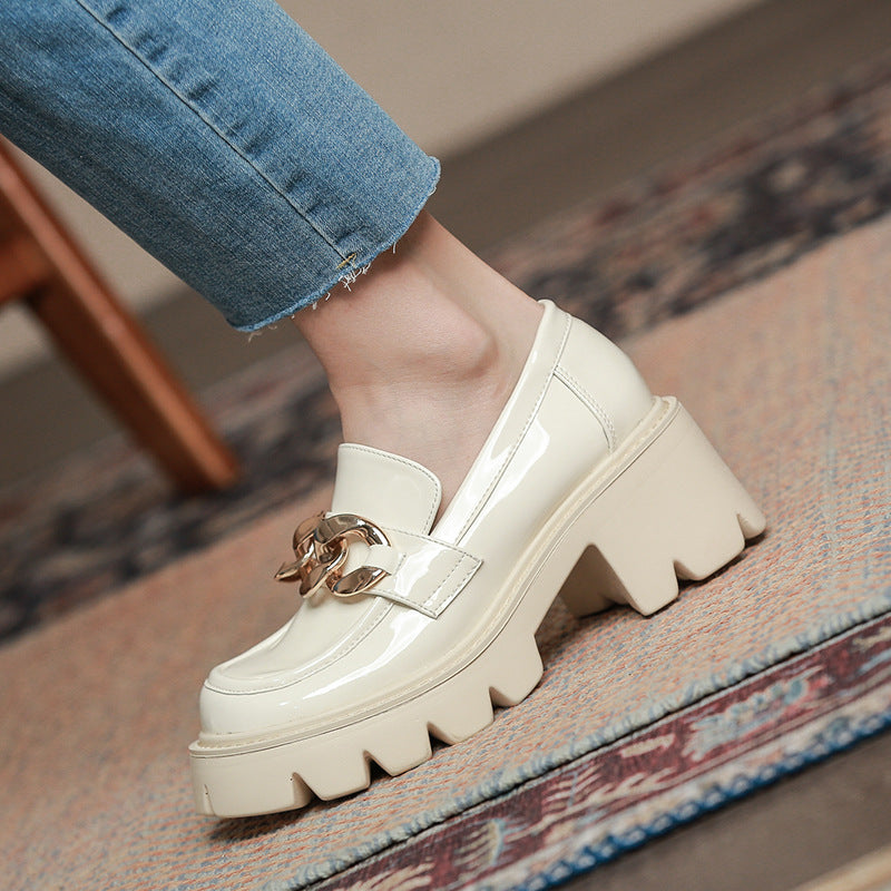 Loafer mit Absatz in Lackoptik mit goldenem Kettendetail