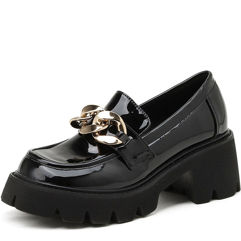 Plateauslipper aus Lackleder mit goldenen Kettendetails für Damen schwarz mit weißem Hintergrund