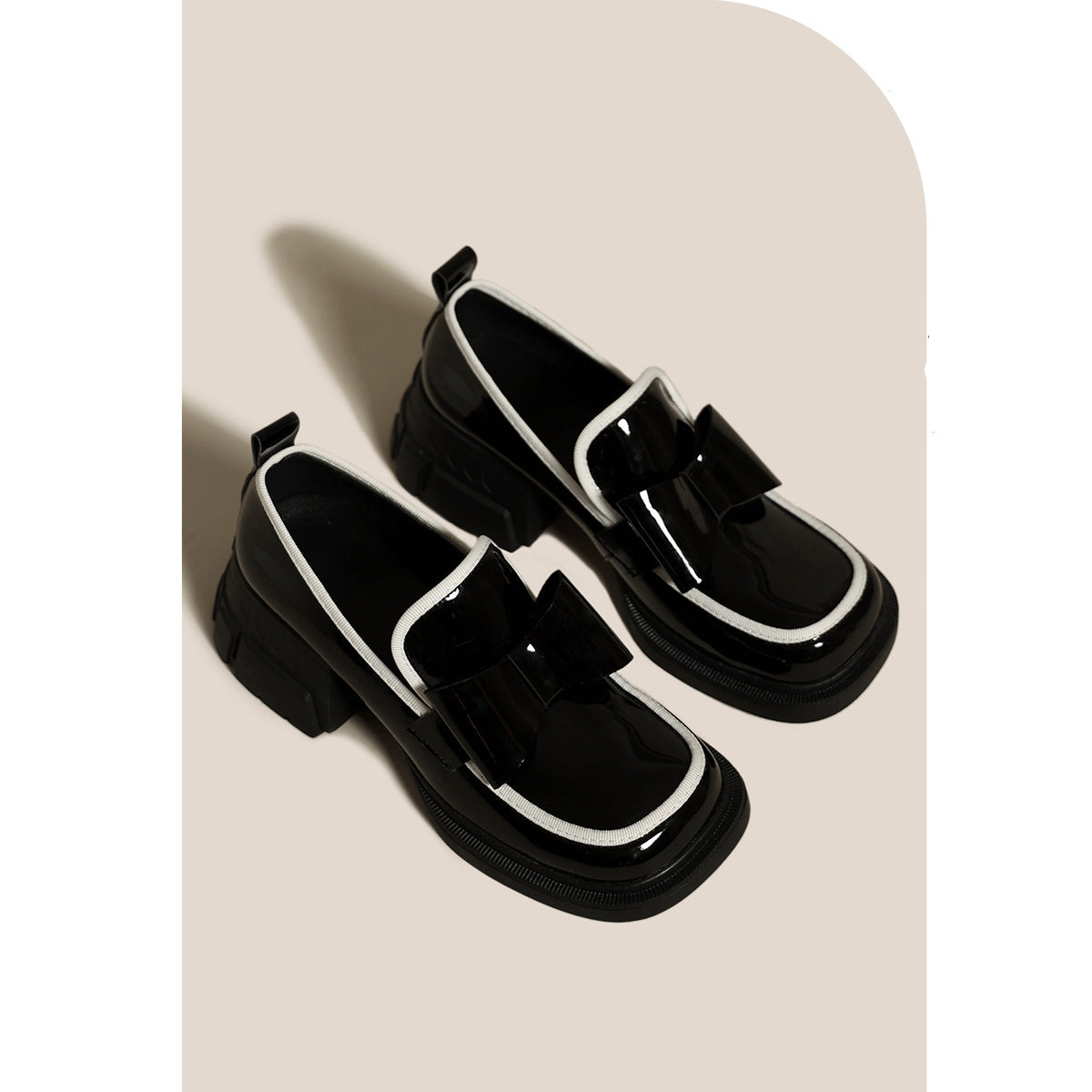 Plateau-Loafer mit reizender schwarzer Schleife für Damen