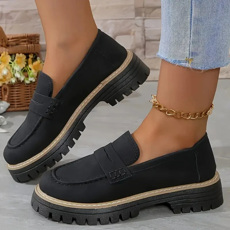 Plateau-Slipper getragen