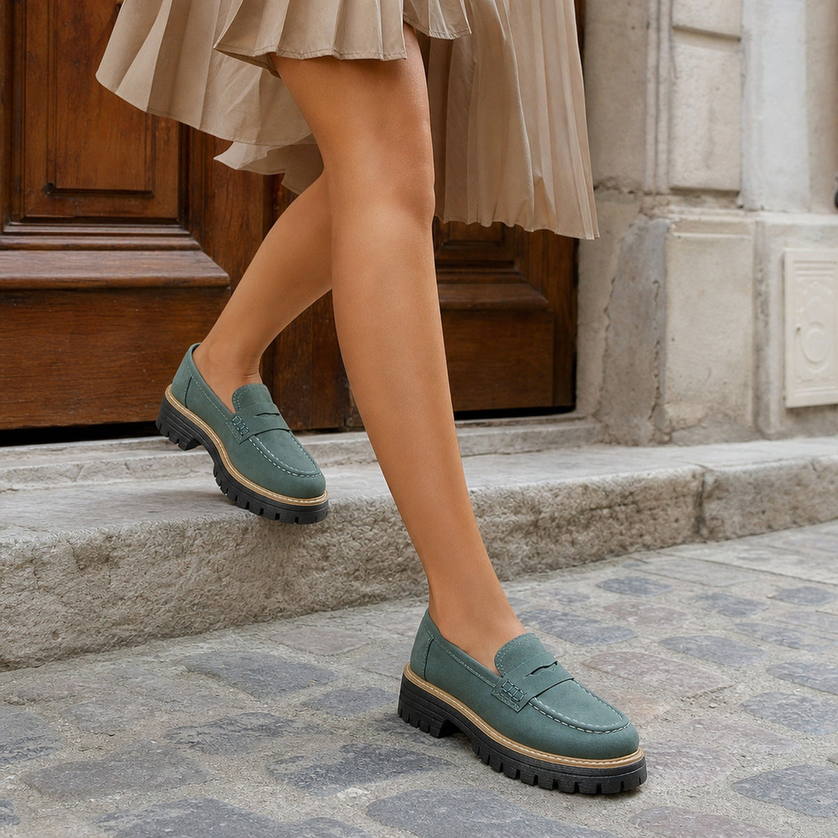 Plateau-Slipper getragen