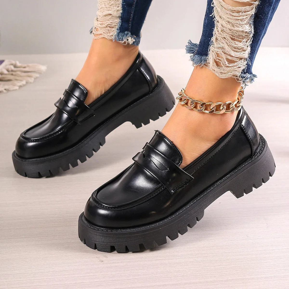 Schwarzer Damen-Slipper mit Profilsohle