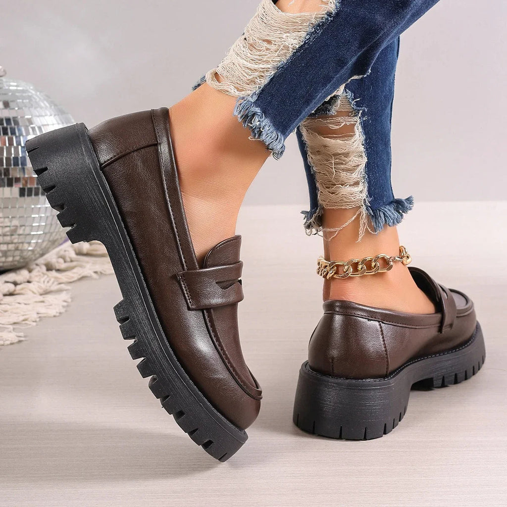 Schwarzer Slipper kombiniert mit Jeans