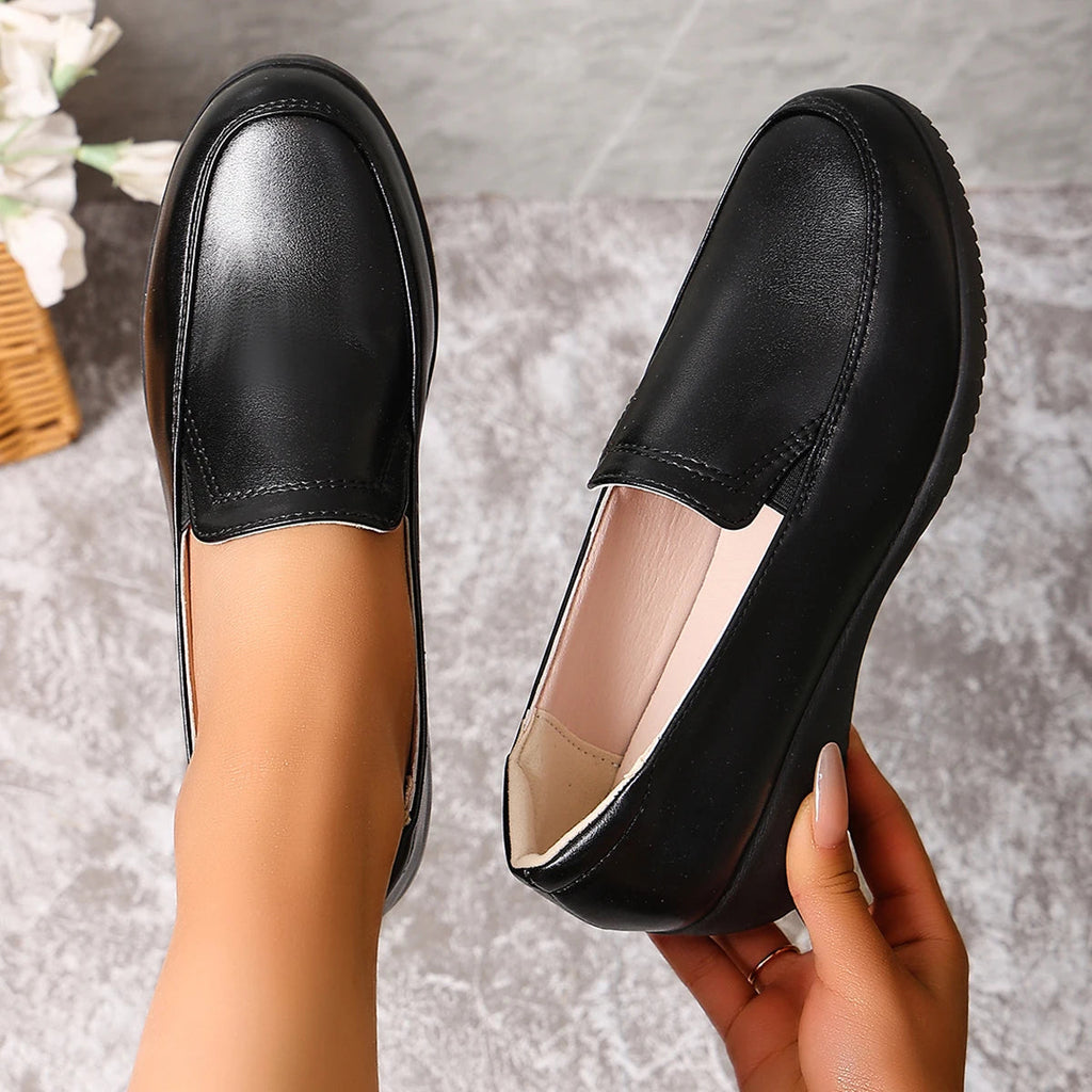 Schwarzer Damen-Slipper mit Keilsohle, Vorderansicht