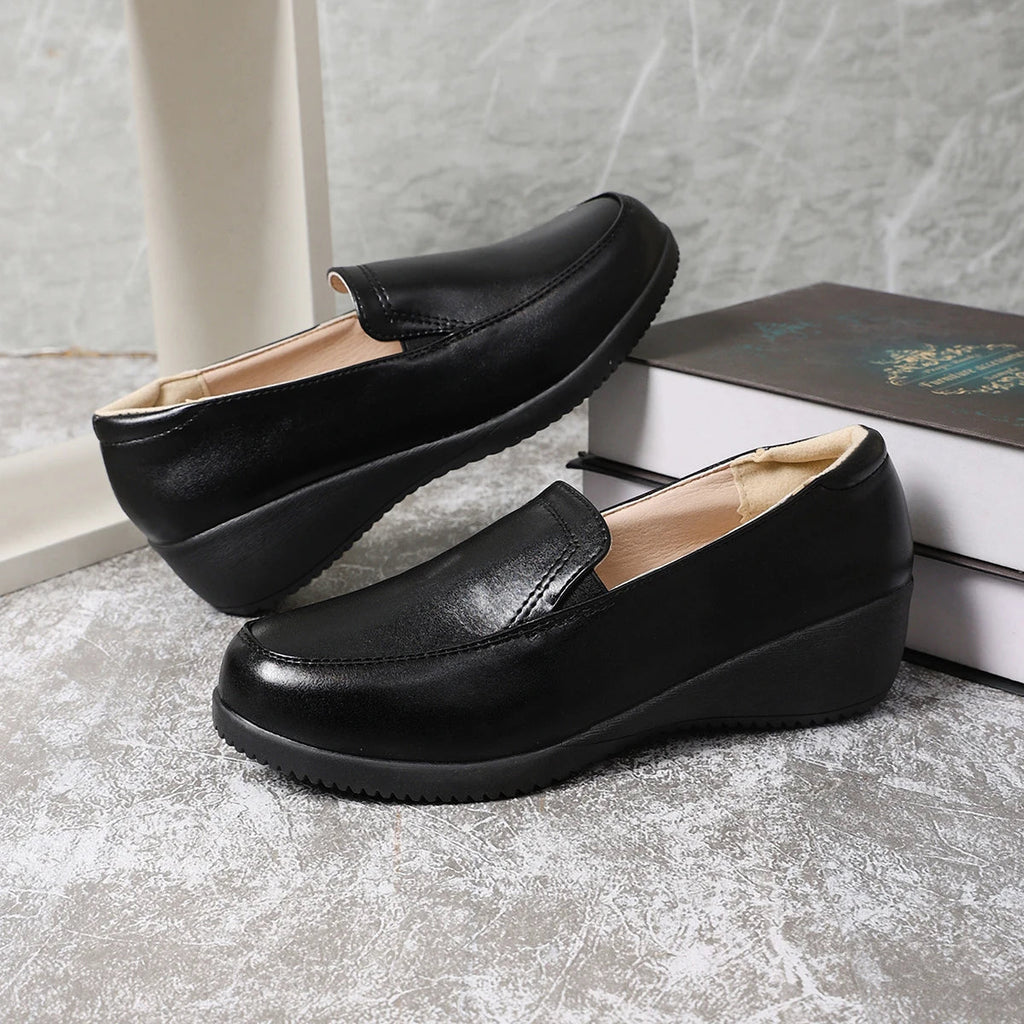 Schwarzer Slipper mit beigem Futter