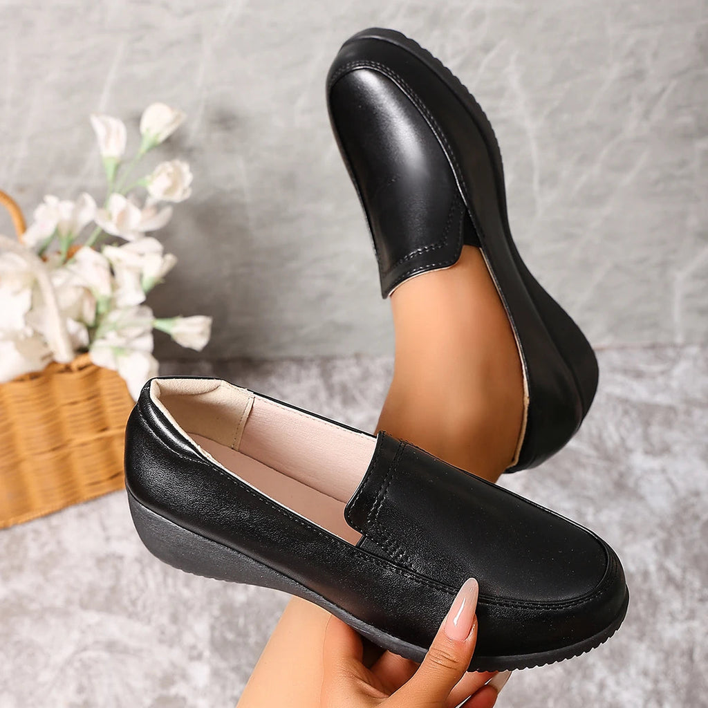 Schwarzer Keilabsatz-Slipper, Draufsicht