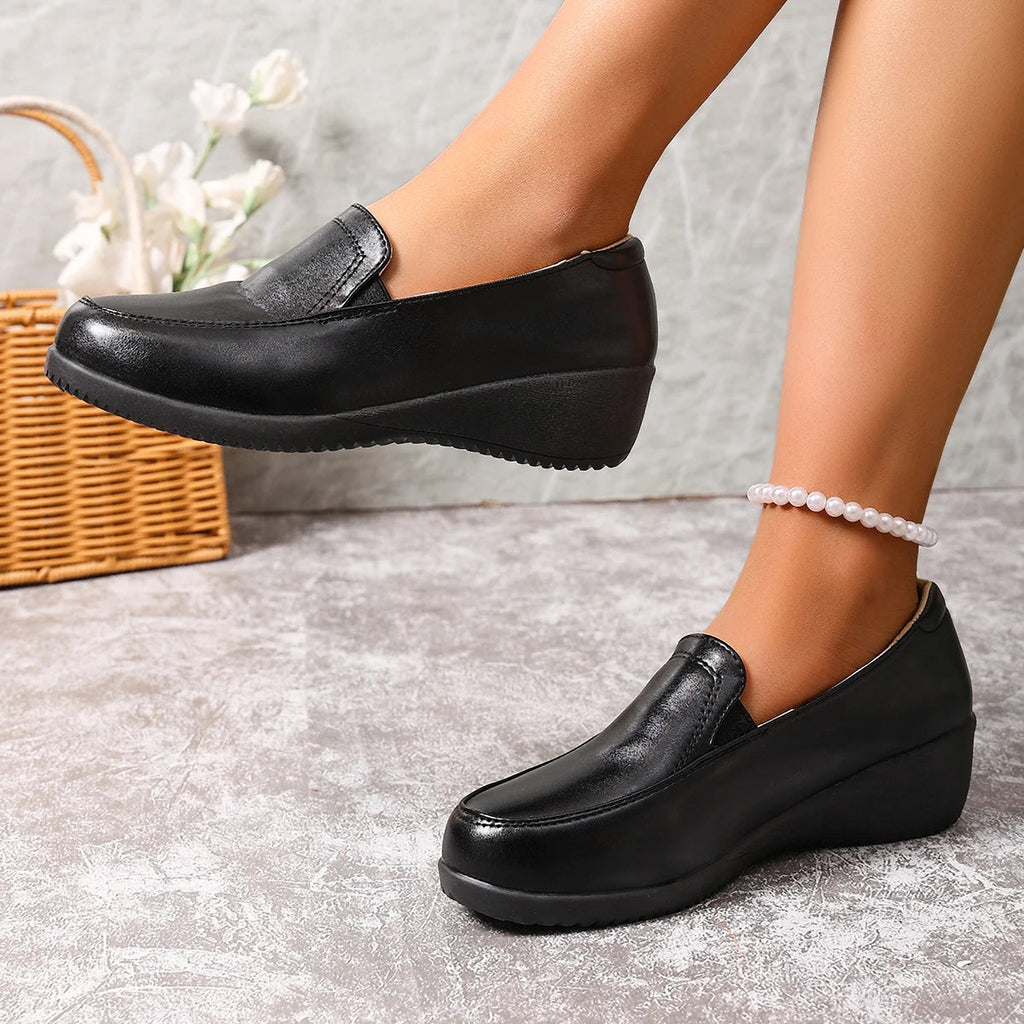 Schwarzer Slipper kombiniert mit Jeans
