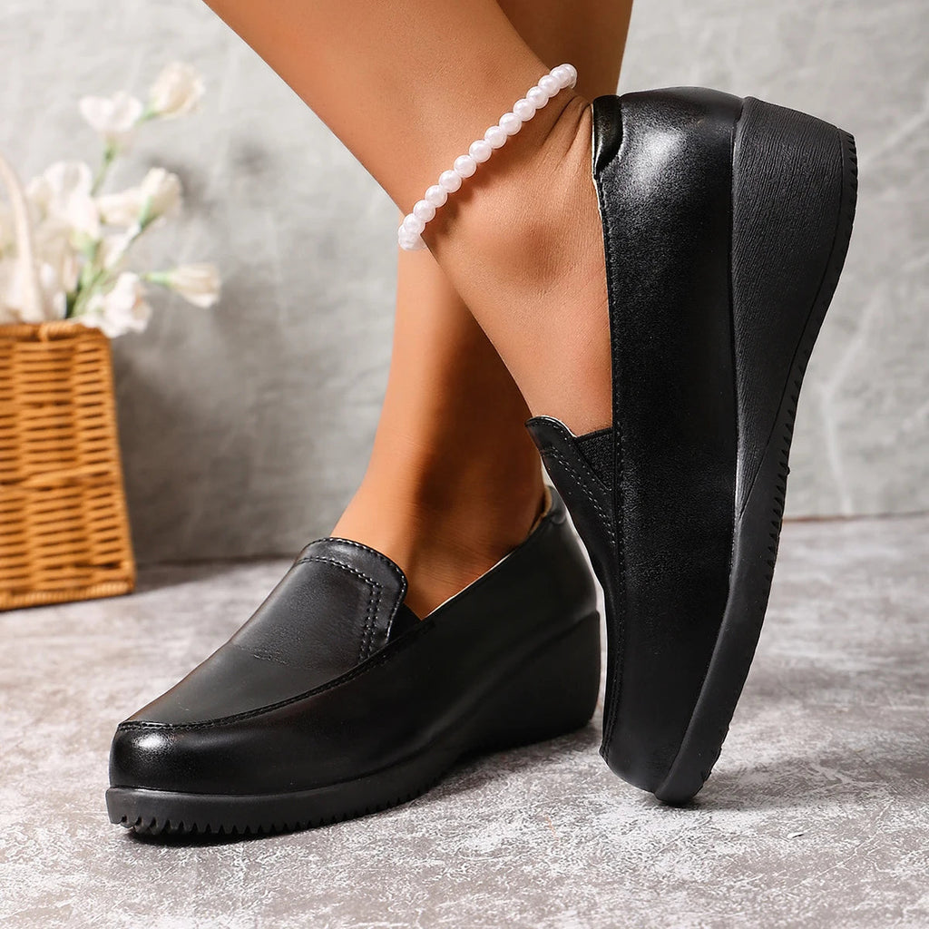 Schwarzer Damen-Slipper getragen
