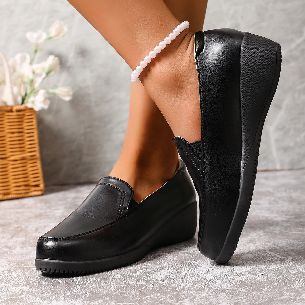 Schwarzer Damen-Slipper getragen