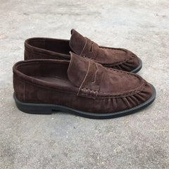 Damen Slipper in Wildleder-Optik braun mit plissierten Ziernähten, Schokobraun